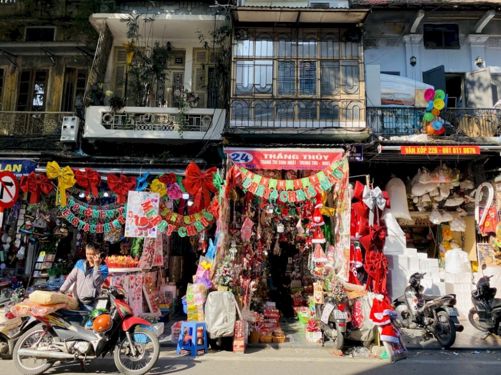 Cho Gioi Flea Market in Hanoi